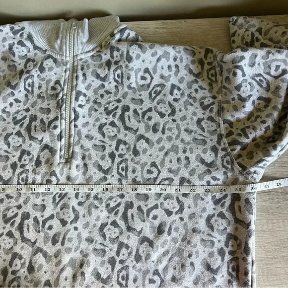Aerie Good Vibes Oversized 1/4 Zip Grey Leopard Print Sweatshirt Size Medium - Picture 6 of 7